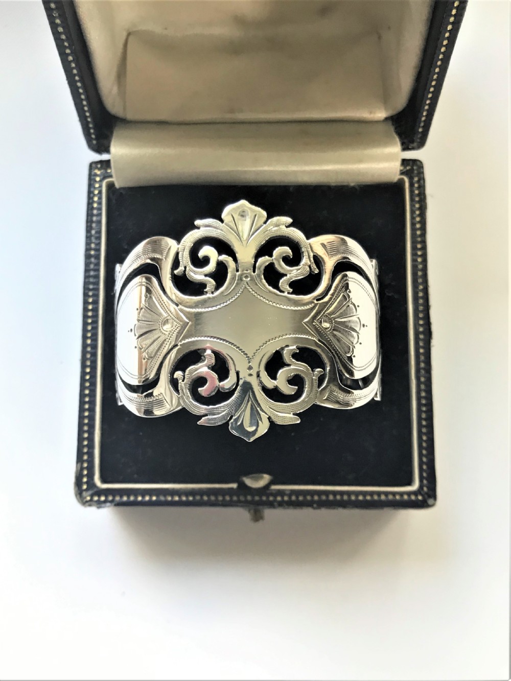 A fabulous Edwardian boxed silver napkin ring View III