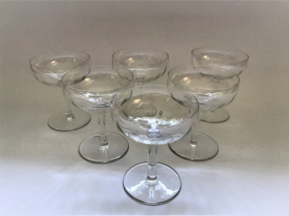 A stylish set of 6 French champagne glasses