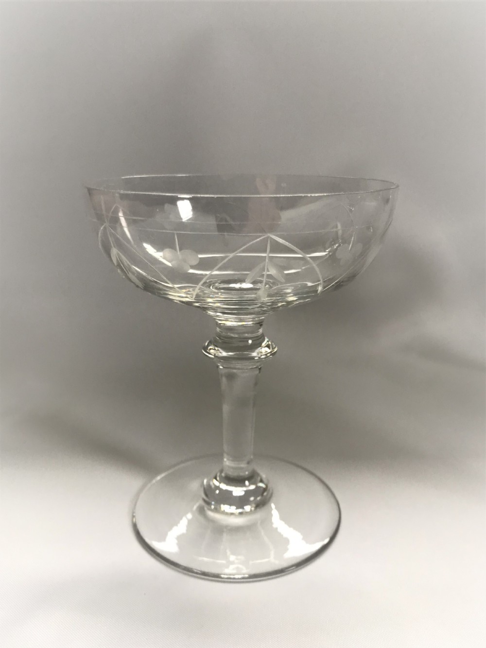 A lovely harlequin set of 6 champagne bowls View IV