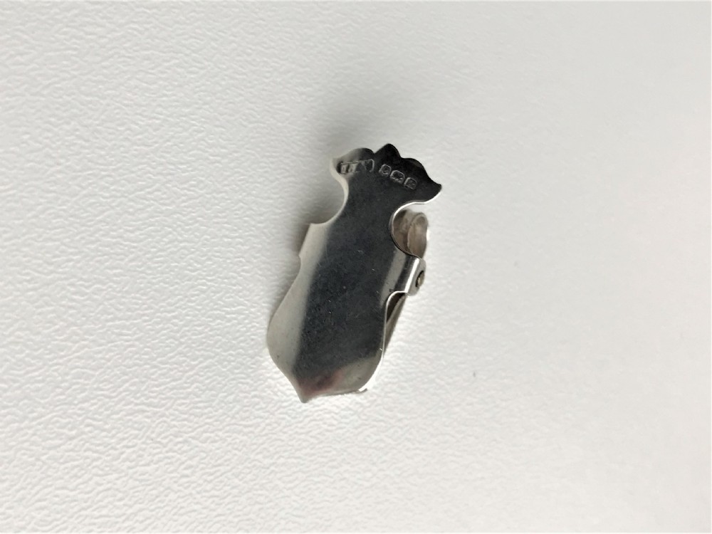 An Edwardian silver 'shield' napkin clip