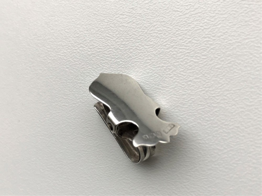 An Edwardian silver 'shield' napkin clip View IV