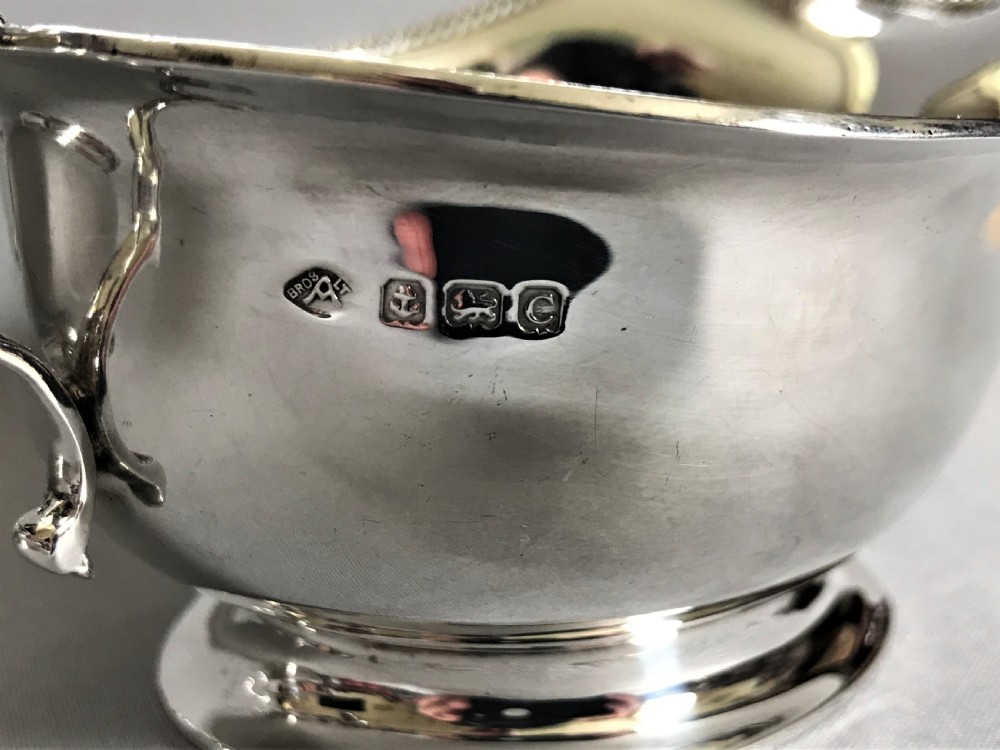 A stylish pair of Art Deco silver gravy boats View V
