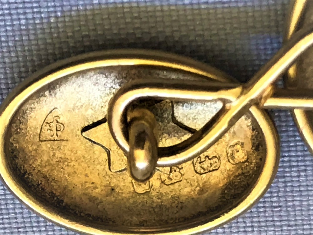 An elegant pair of Victorian 18ct gold cuff links View II