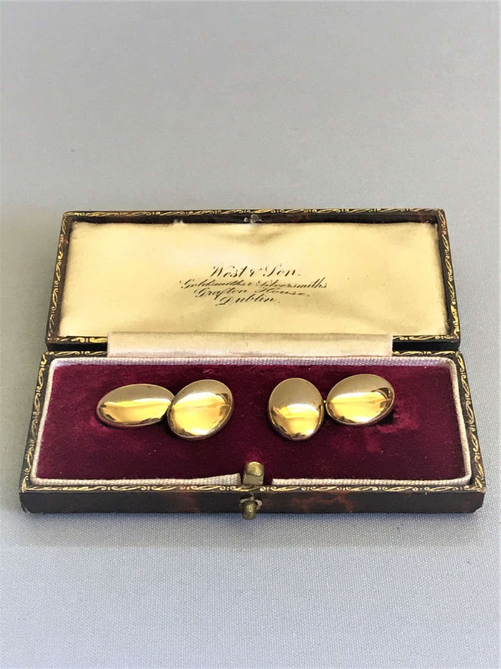 An elegant pair of Victorian 18ct gold cuff links View III