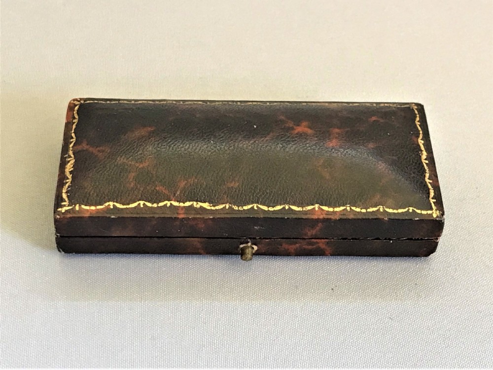 An elegant pair of Victorian 18ct gold cuff links View IV