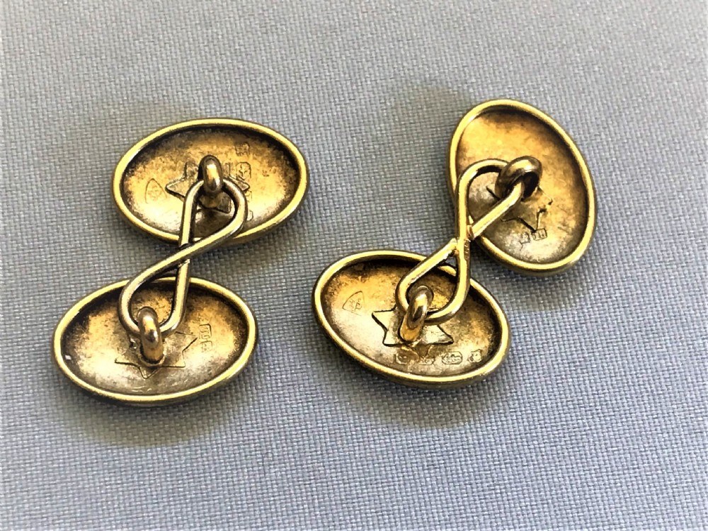 An elegant pair of Victorian 18ct gold cuff links View V