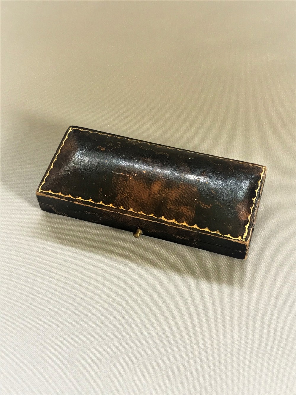 A splendid pair of Victorian 18ct gold cuff links View II