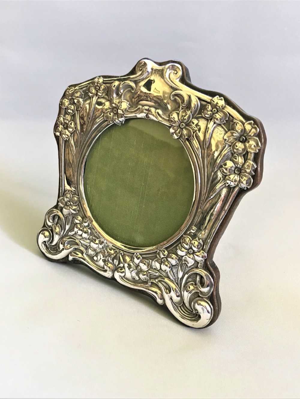 A fabulous Edwardian Art Nouveau silver photo frame