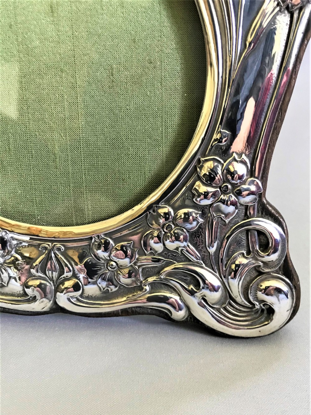 A fabulous Edwardian Art Nouveau silver photo frame View IV