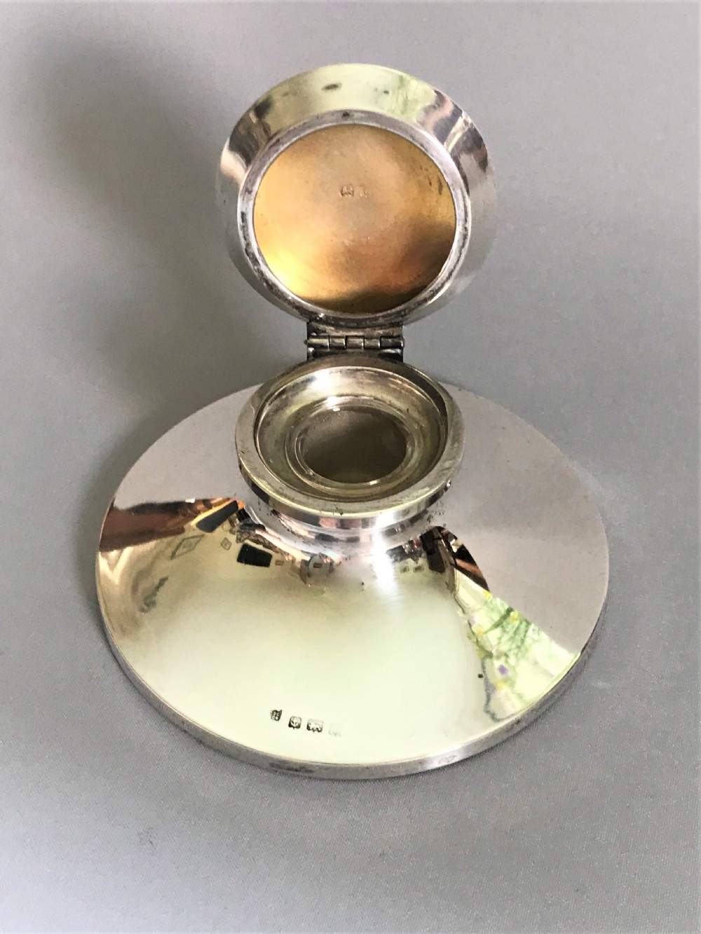 An attractive George V capstan silver inkwell View II