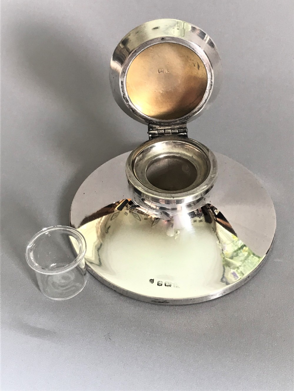 An attractive George V capstan silver inkwell View III