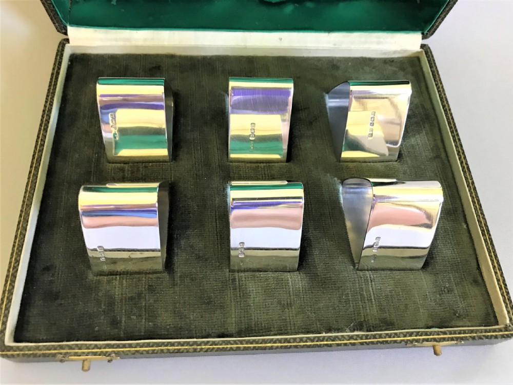 A superb set of 6 boxed silver napkin rings View II