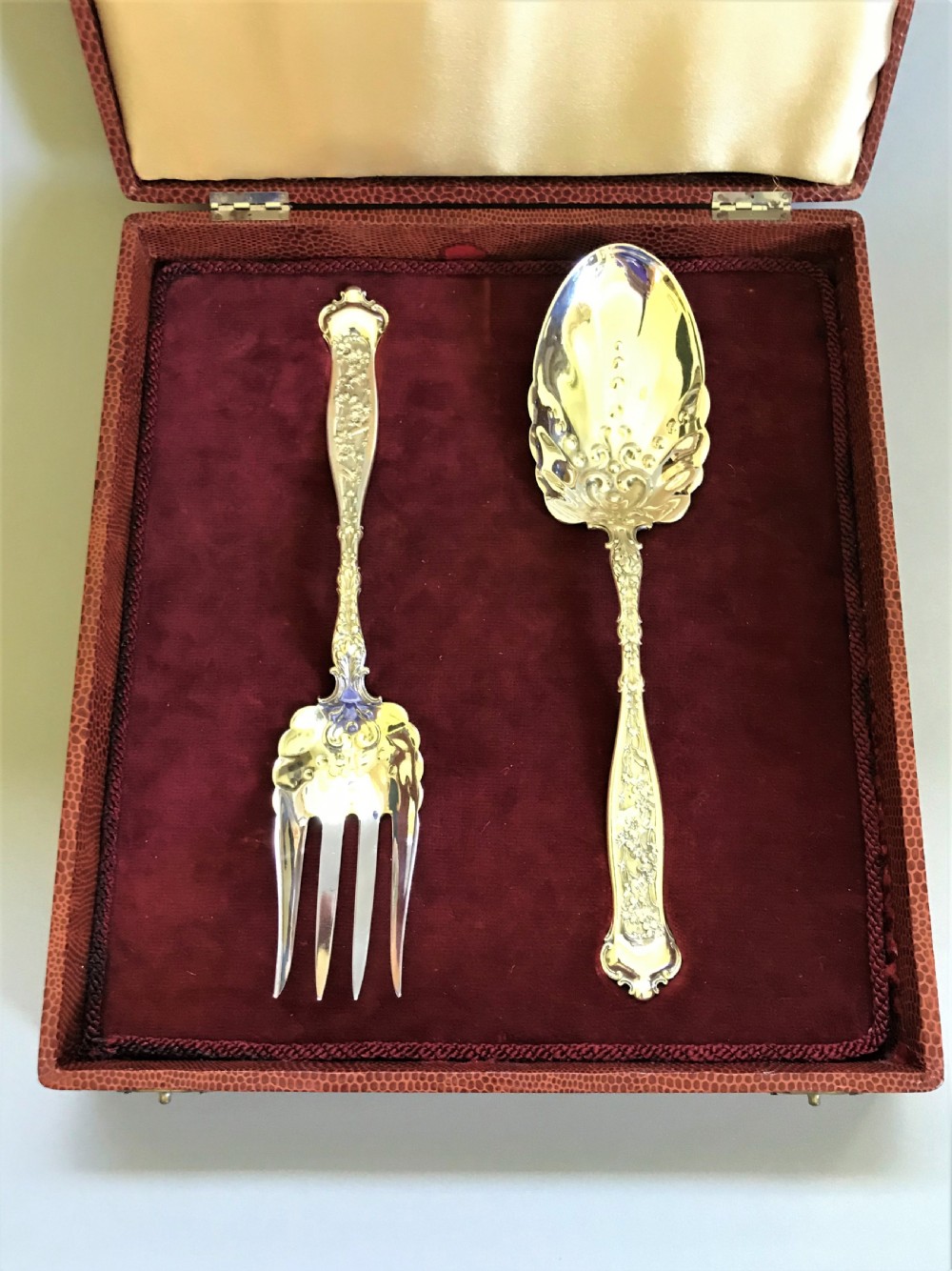 A fabulous pair of boxed Sterling silver dessert servers View IV