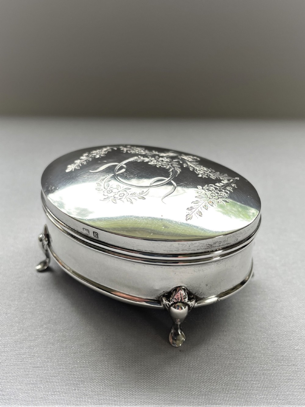 An elegant Edwardian silver trinket box