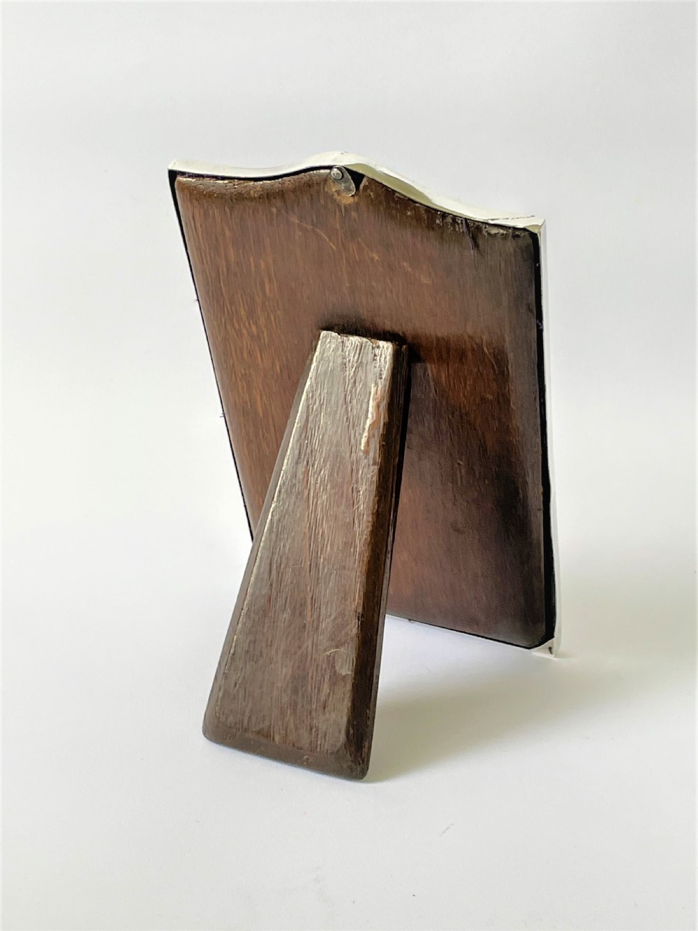 A small silver portrait photo frame View IV