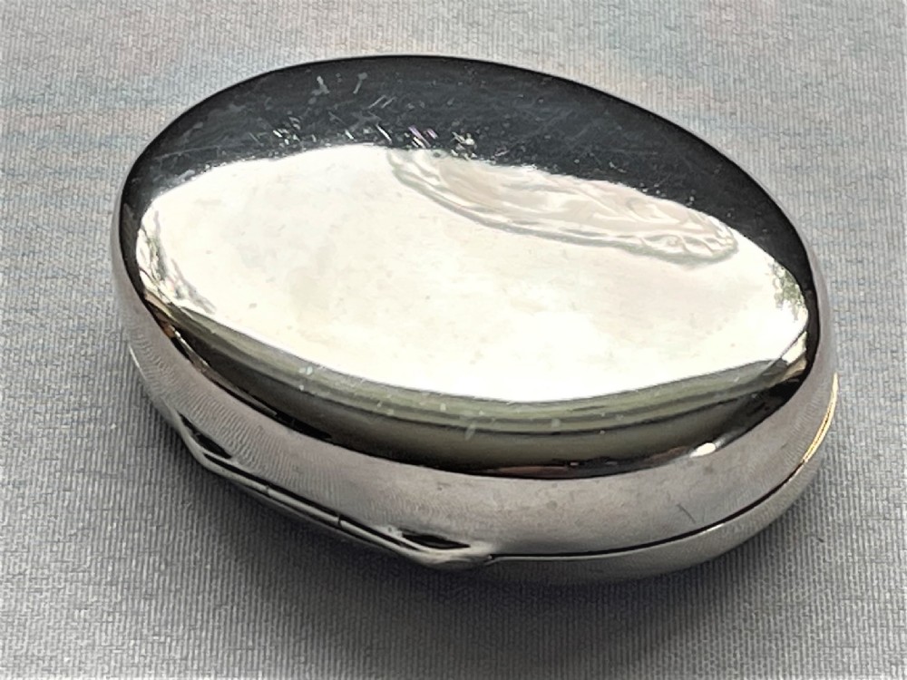 A stylish Art Nouveau silver snuff box View II