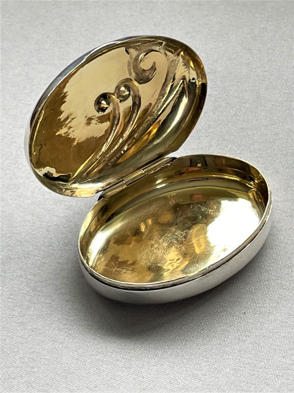 A stylish Art Nouveau silver snuff box View III