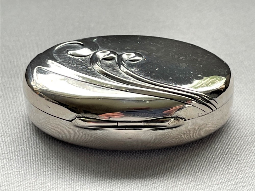 A stylish Art Nouveau silver snuff box View V