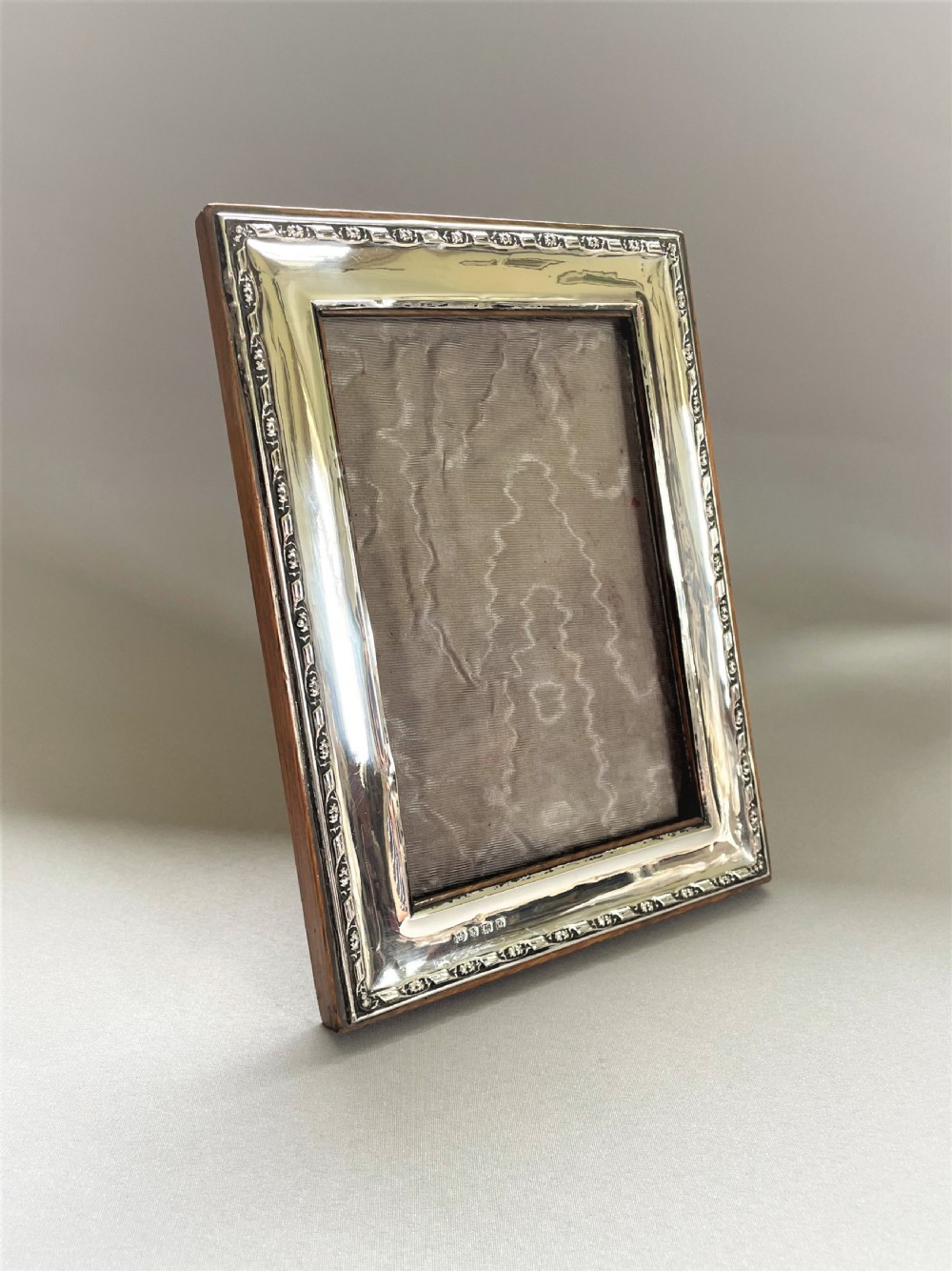 An attractive George V silver photo frame