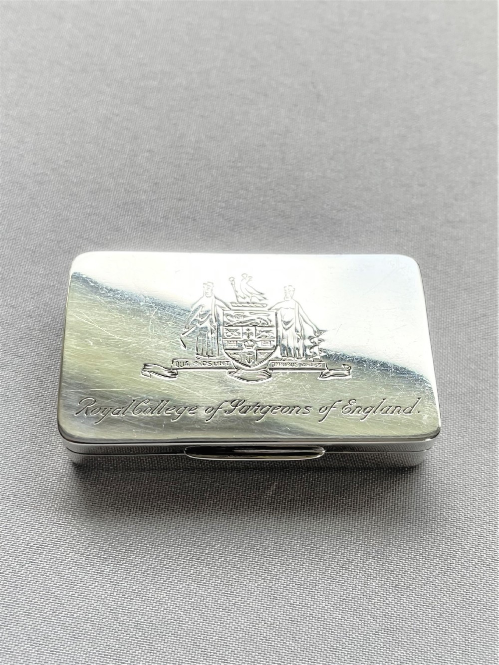 A Royal College of Surgeons Commemorative silver snuff/pill box