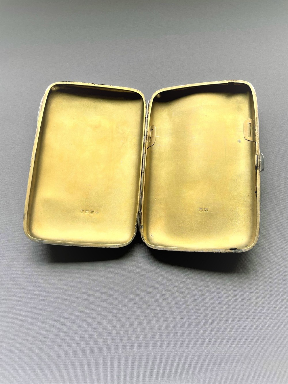 A handsome Edwardian large silver cigar case View IV