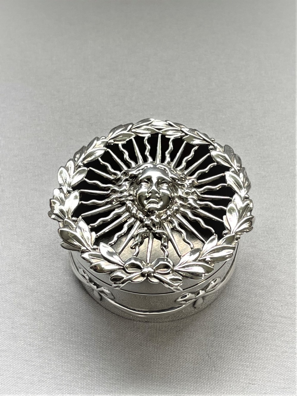 A superb William Comyns silver pot pouree box