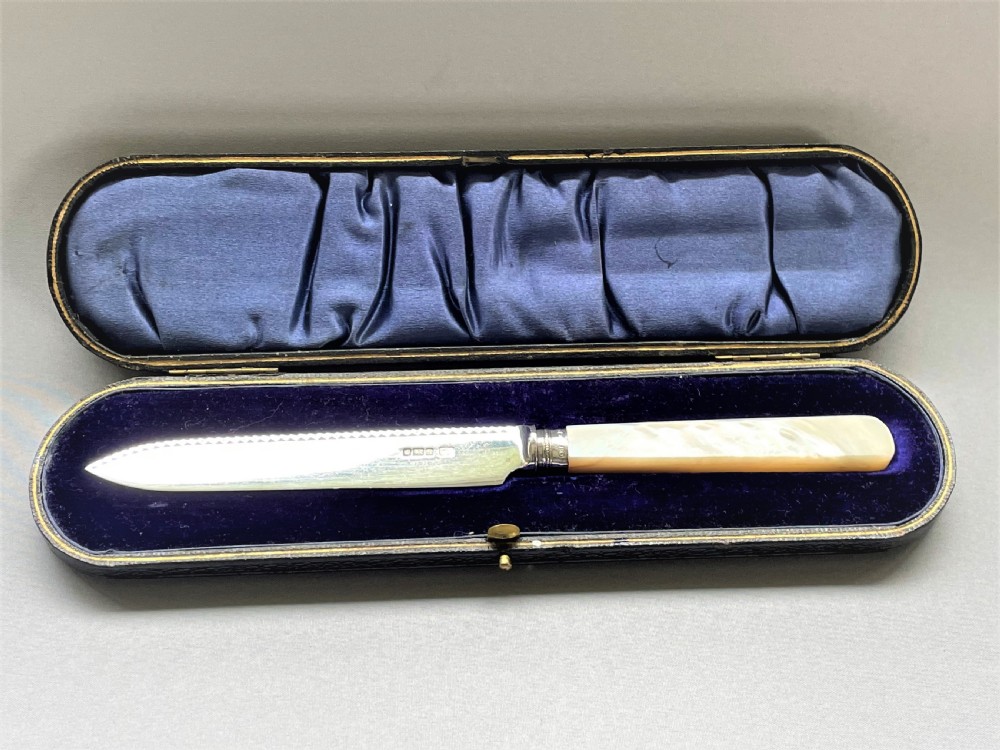 A gorgeous Edwardian boxed silver cake knife