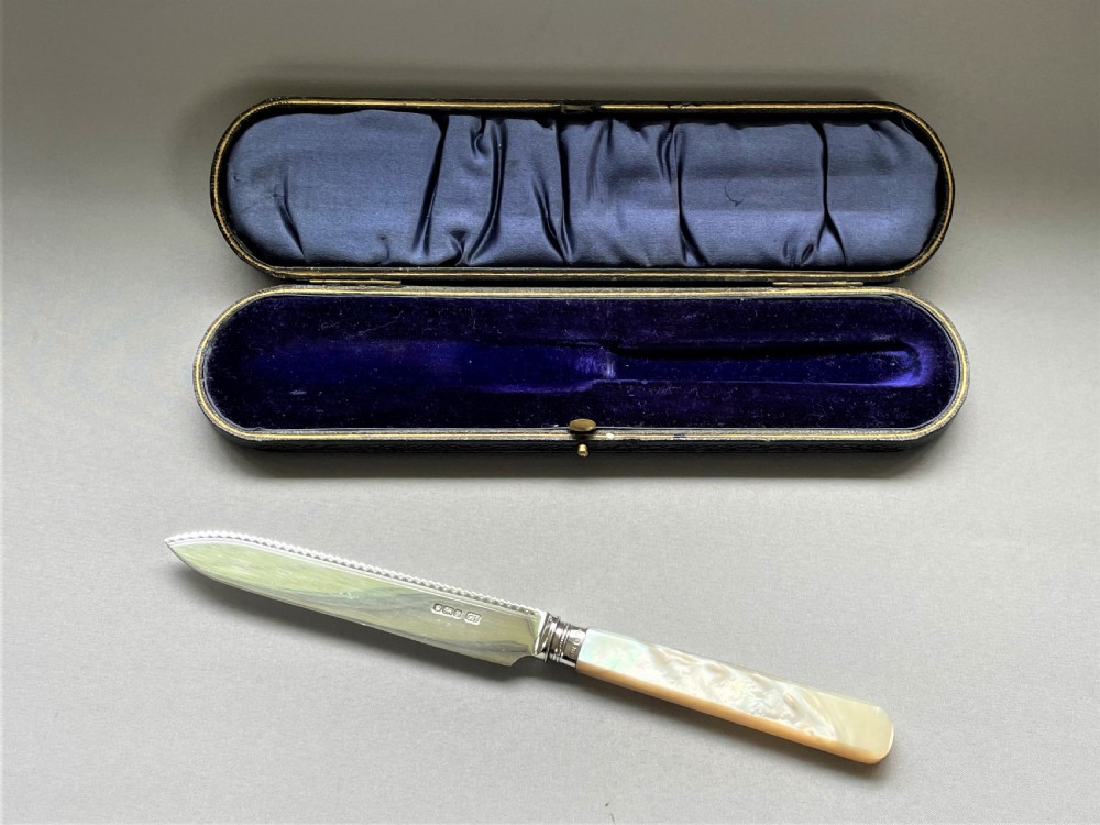 A gorgeous Edwardian boxed silver cake knife View IV