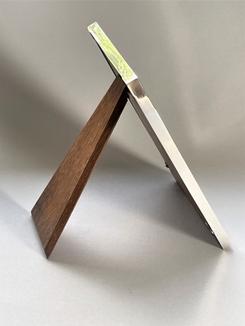A stylish and practical silver photo frame View IV