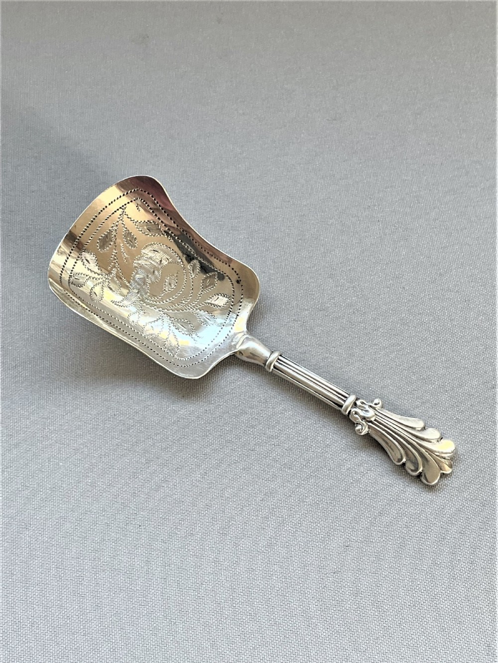 A pretty transitional Victorian silver tea caddy spoon