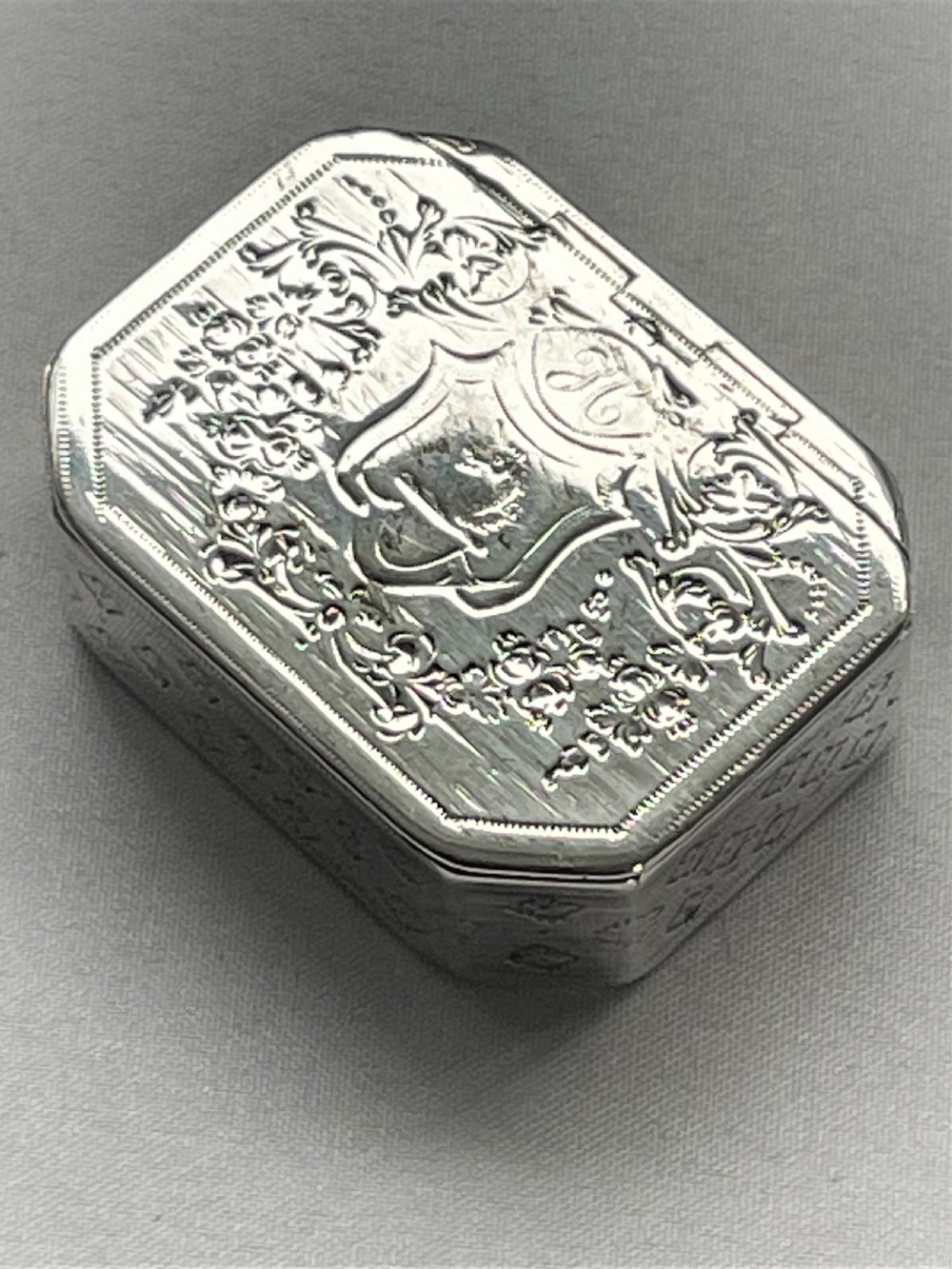 A late 18th Century silver snuff box