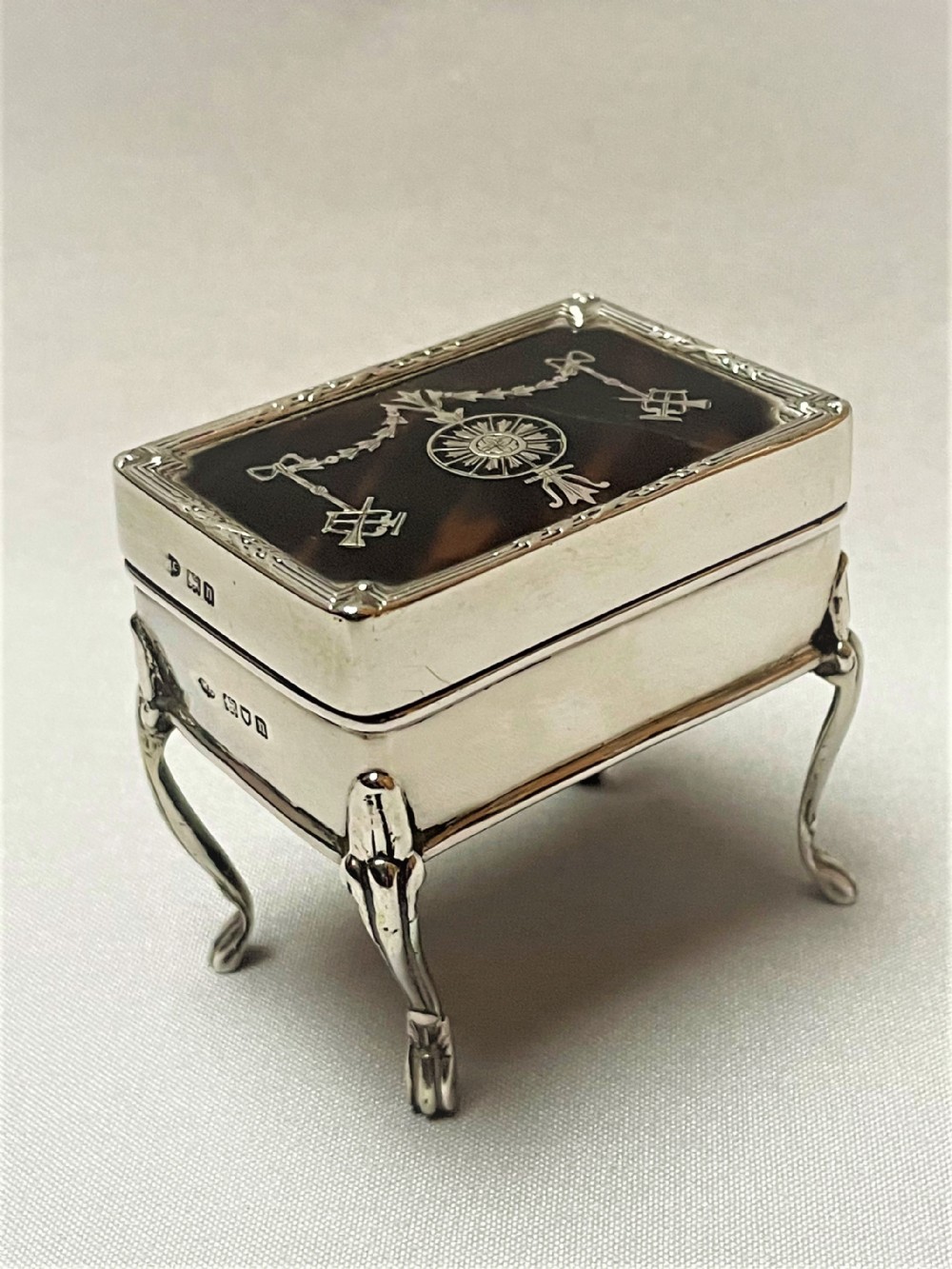  A gorgeous William Comyns silver & tortoiseshell trinket box