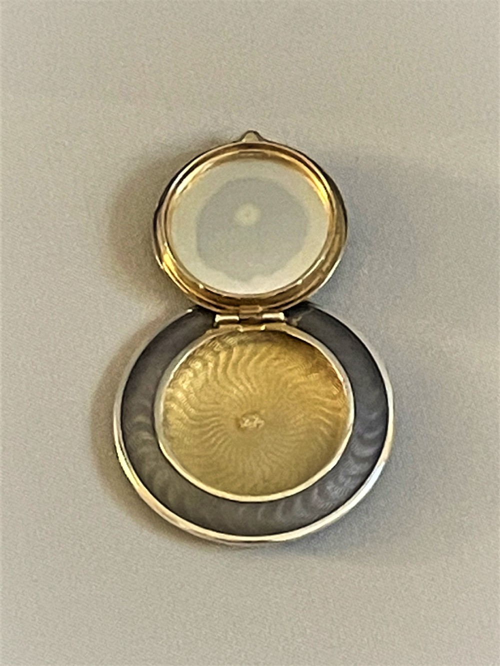 A superb silver & enamel pendant compact View V