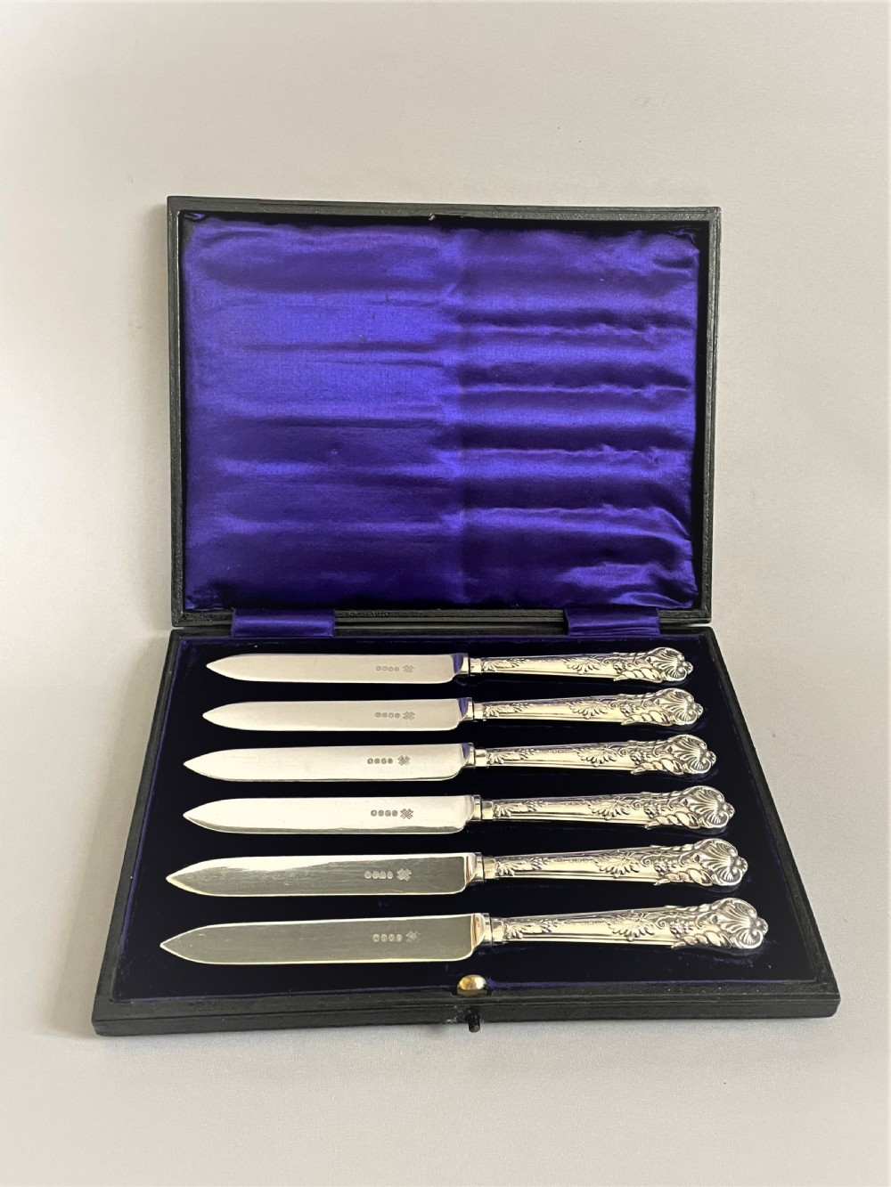 A boxed set of silver handled tea/fruit knives