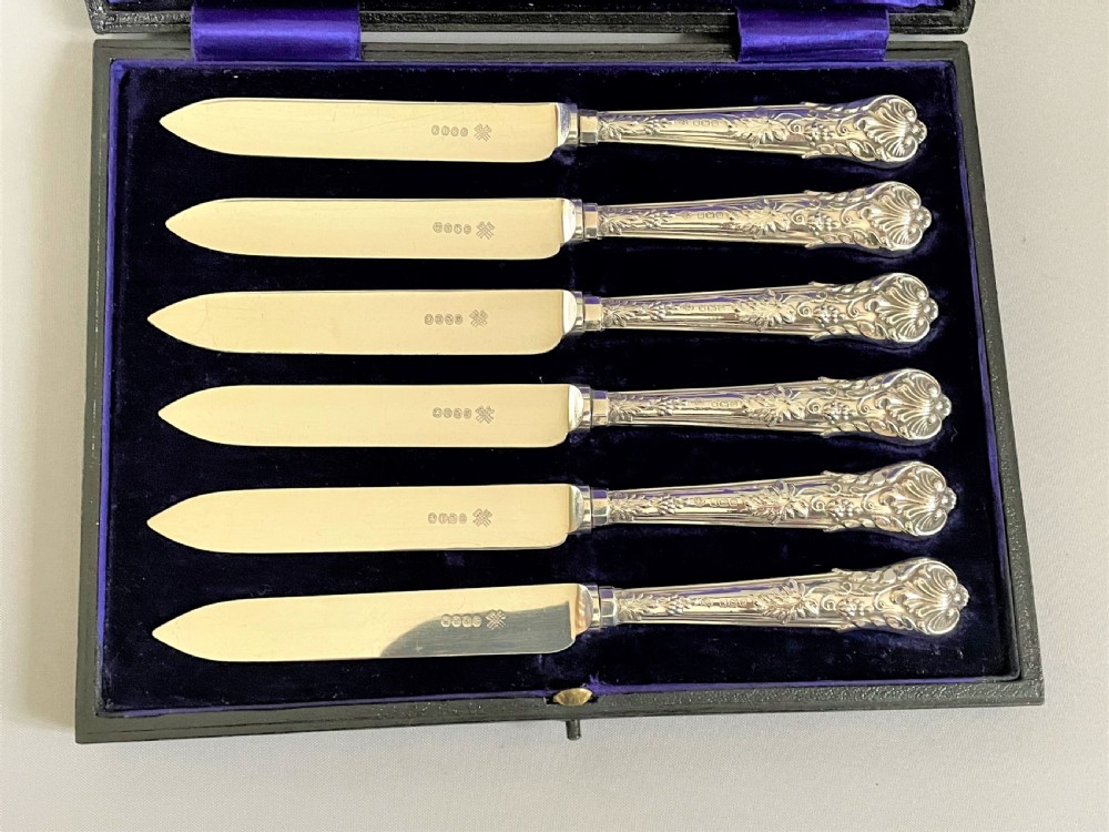 A boxed set of silver handled tea/fruit knives View II