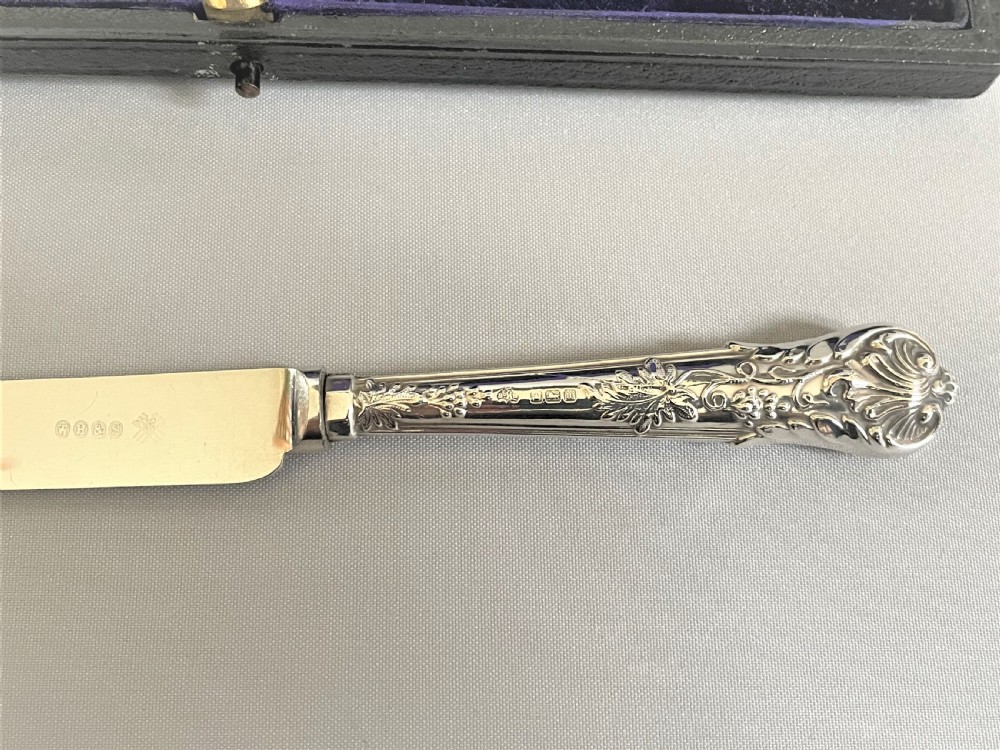 A boxed set of silver handled tea/fruit knives View V