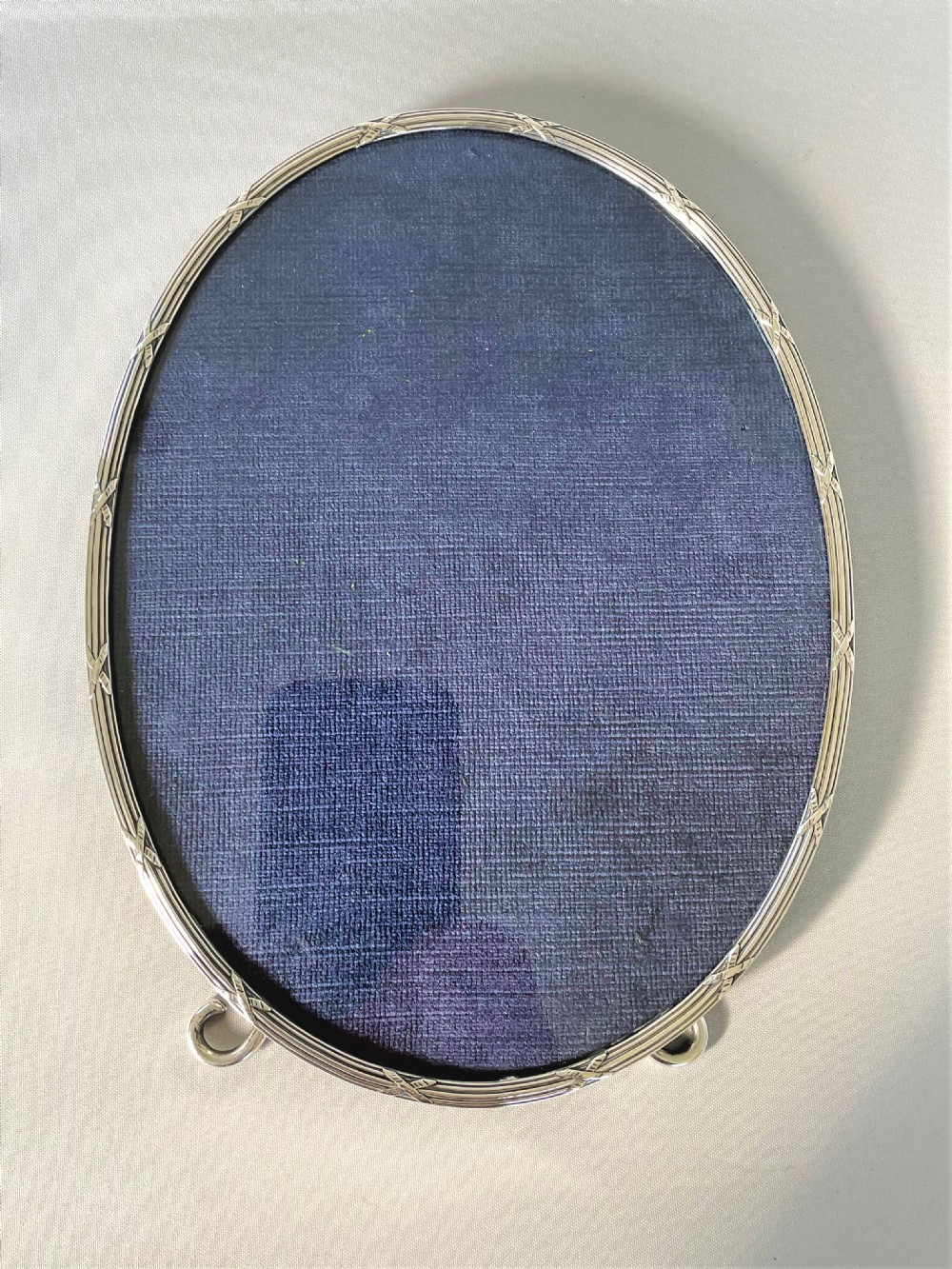 A gorgeous large oval silver photo frame View III