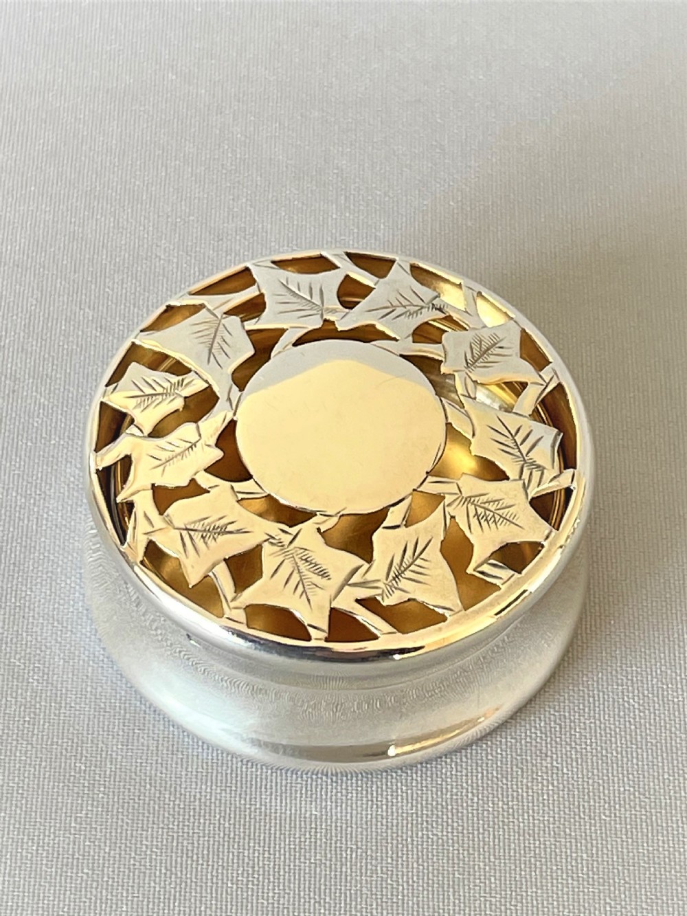 An Edwardian Chester silver pot pourri box