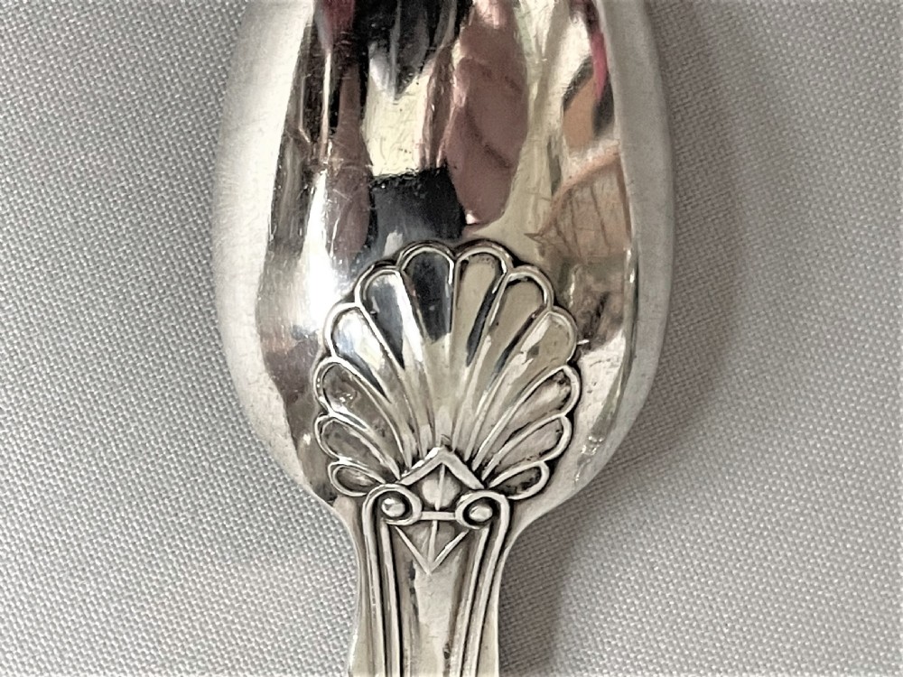 A superb set of 12 Victorian silver Fiddle, Thread & Shell teaspoons View VII