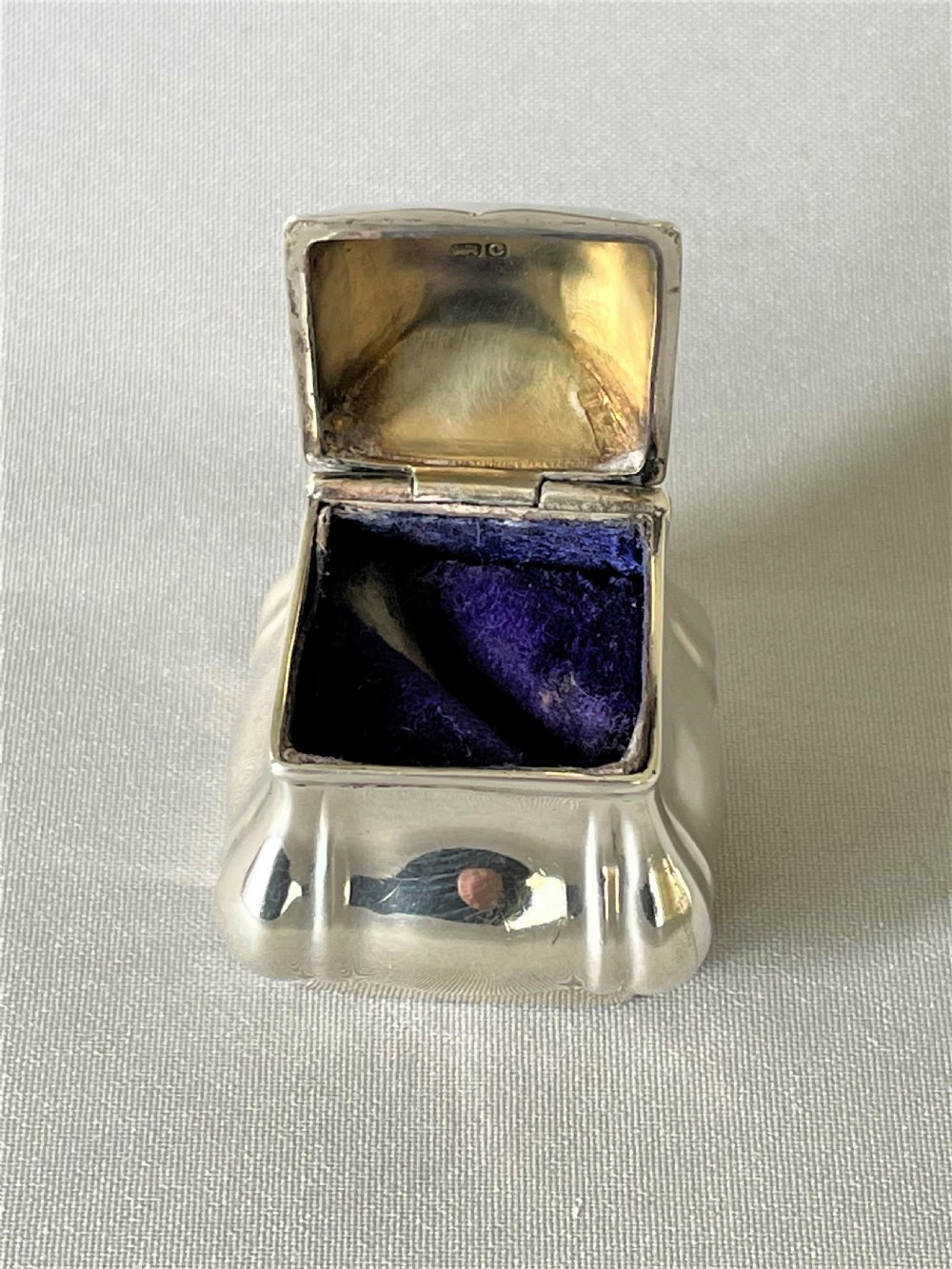 A lovely Edwardian single ring box View III
