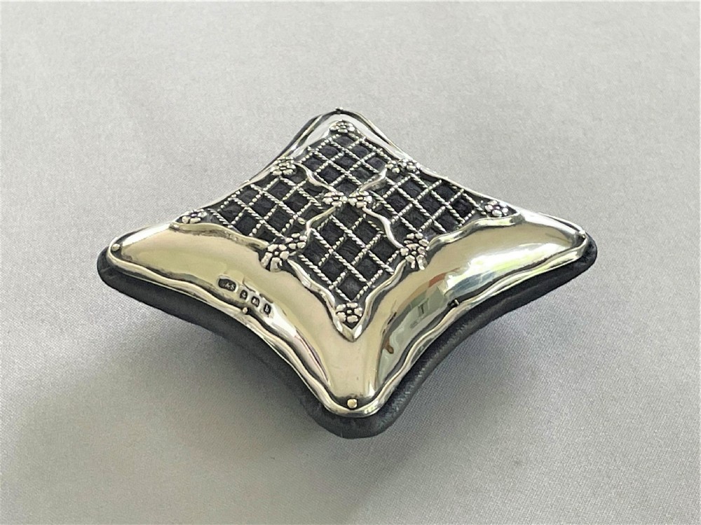 A charming Edwardian novelty pin cushion