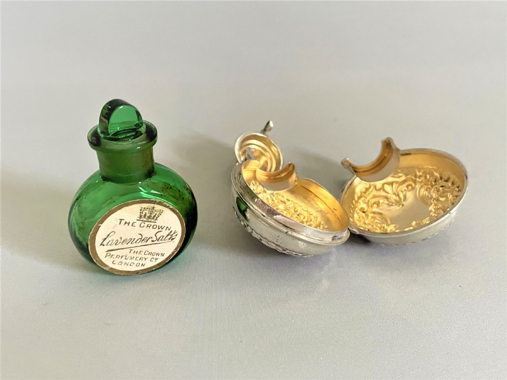 A stunning Edwardian silver cased 'lavender salts' bottle View IV