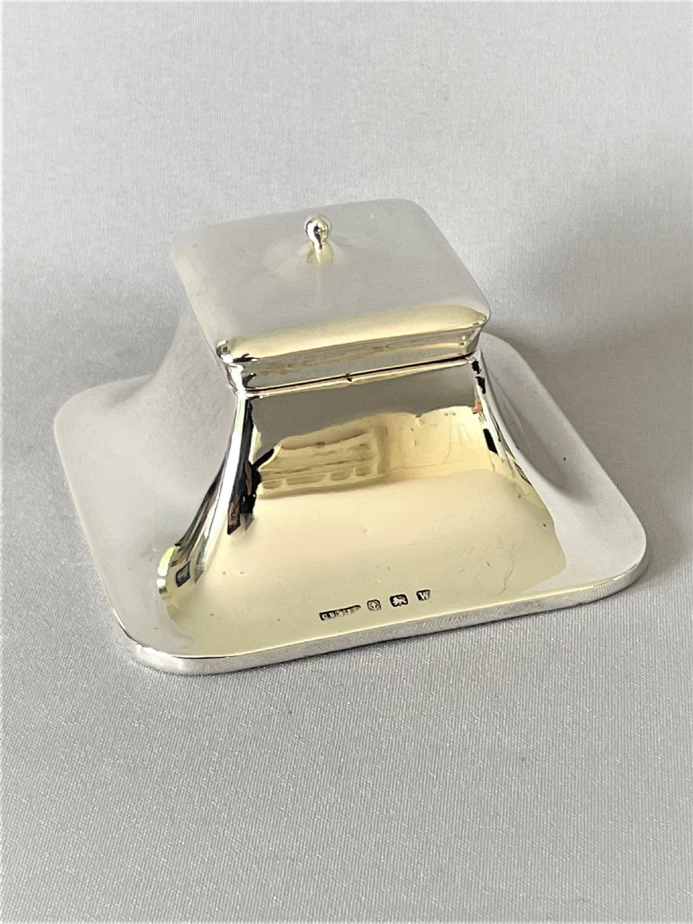 A stylish silver George V inkwell of squared form