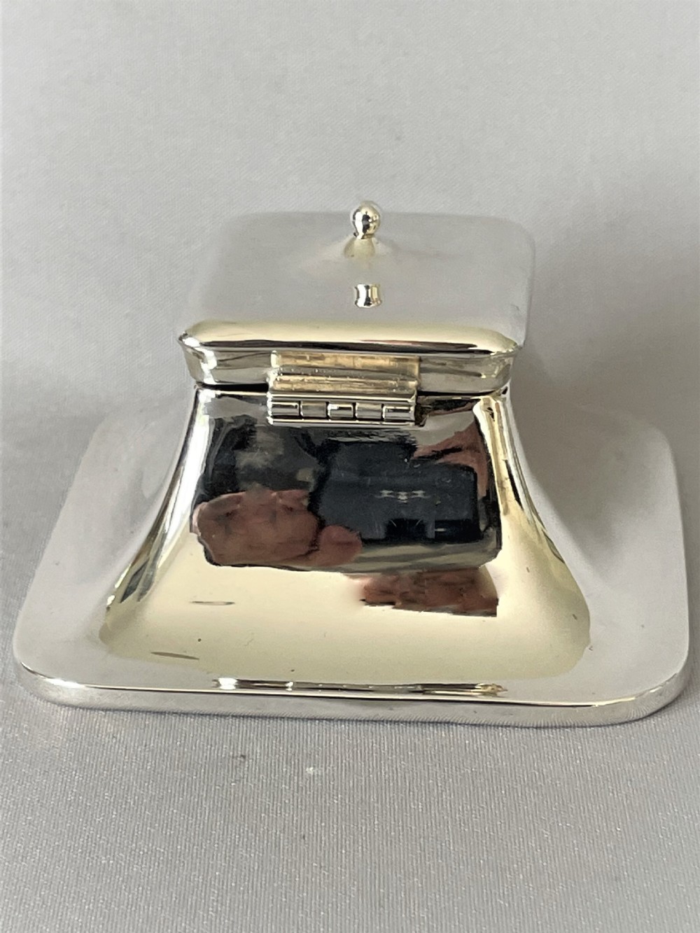 A stylish silver George V inkwell of squared form View VI