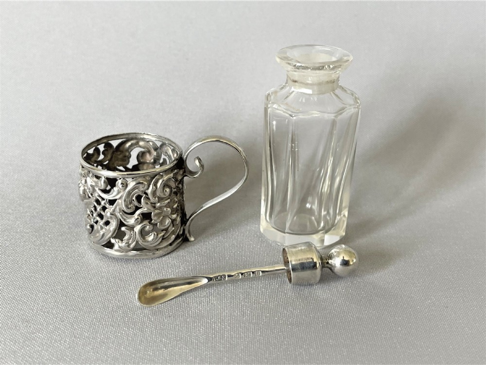 A late Victorian miniature silver cased spice bottle View IV