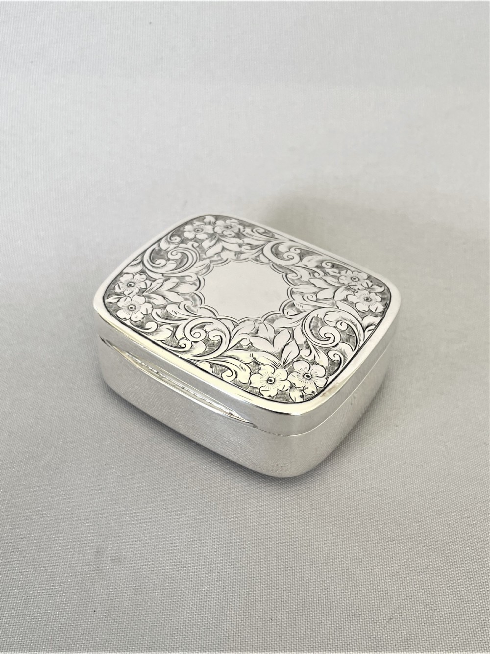 A fabulous late Victorian silver gilt table snuff box