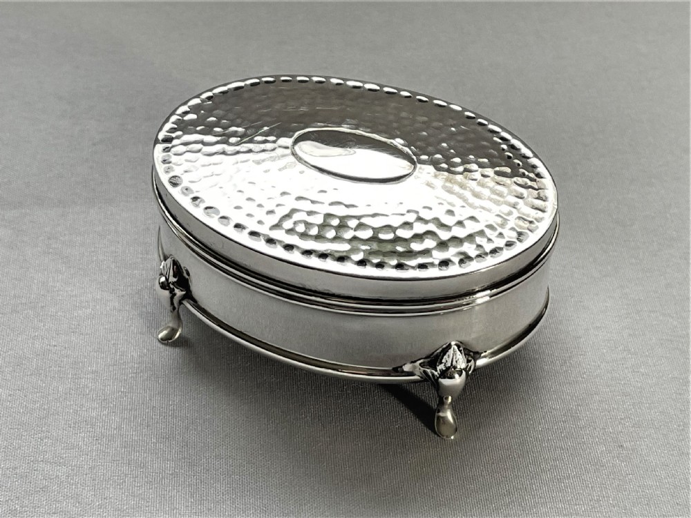An Edwardian Arts & Crafts silver trinket or cuff links box