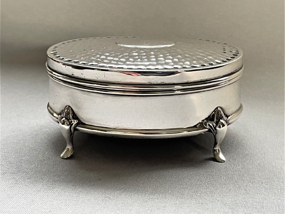 An Edwardian Arts & Crafts silver trinket or cuff links box View II