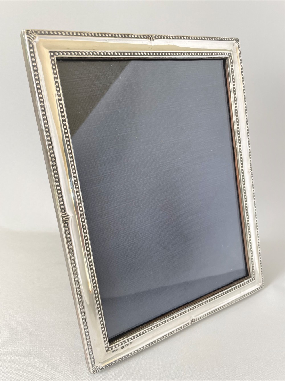 A fine George V silver photo frame with beaded edging View II