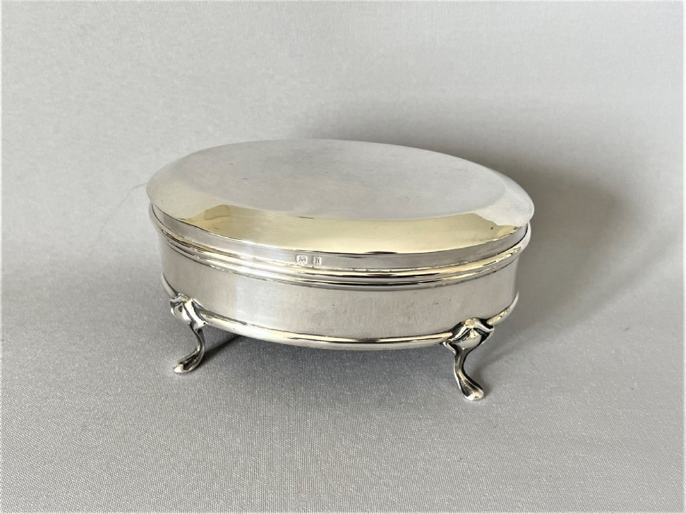 A stylish Edwardian silver trinket box